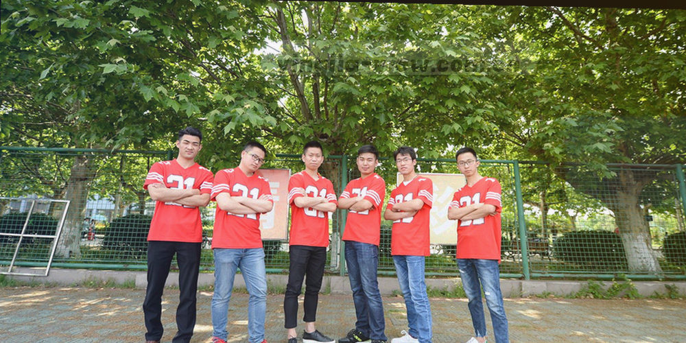 数据面板同步状态示意图，依次显示抓取、初版上线与人工复核三步